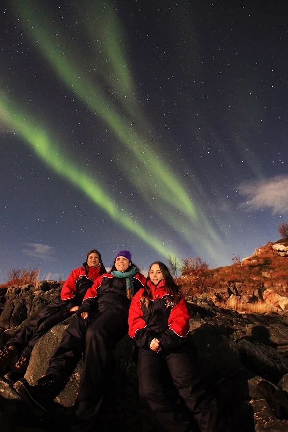 chicas viendo la aurora boreal en noruega